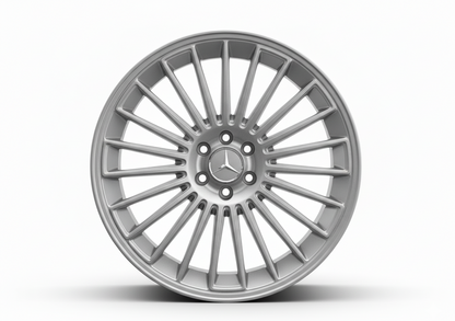 Silberne Mercedes-Alufelge im Mehrspeichen-Design, frontal fotografiert