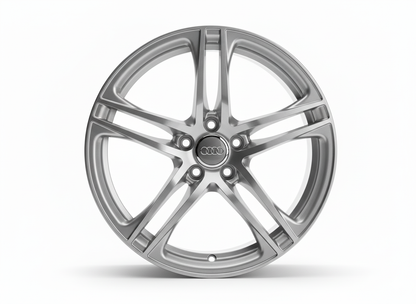 Hochwertige silberne Audi-Felge im modernen 5-Speichen-Design, Frontalansicht